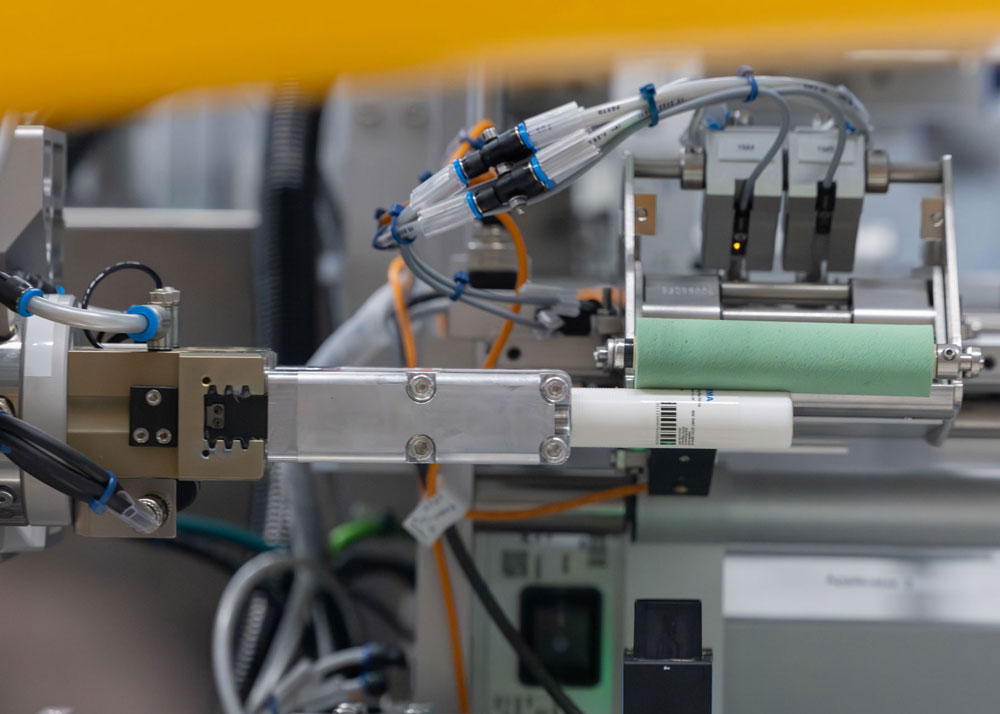 HERMA adapta célula robotizada 211R HC à rotulagem de autoinjetores